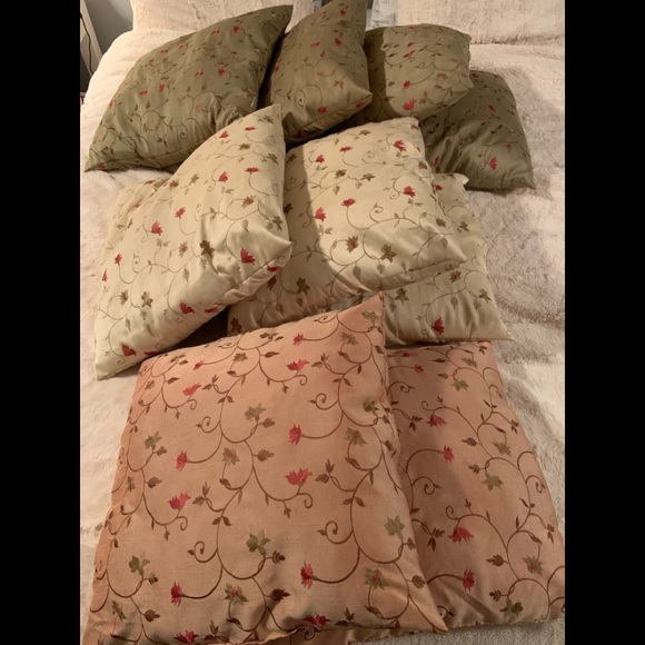 Pier 1 set: 9 pillows 1 table runner 2 blankets